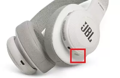 Enter the pairing mode on the bluetooth headphone