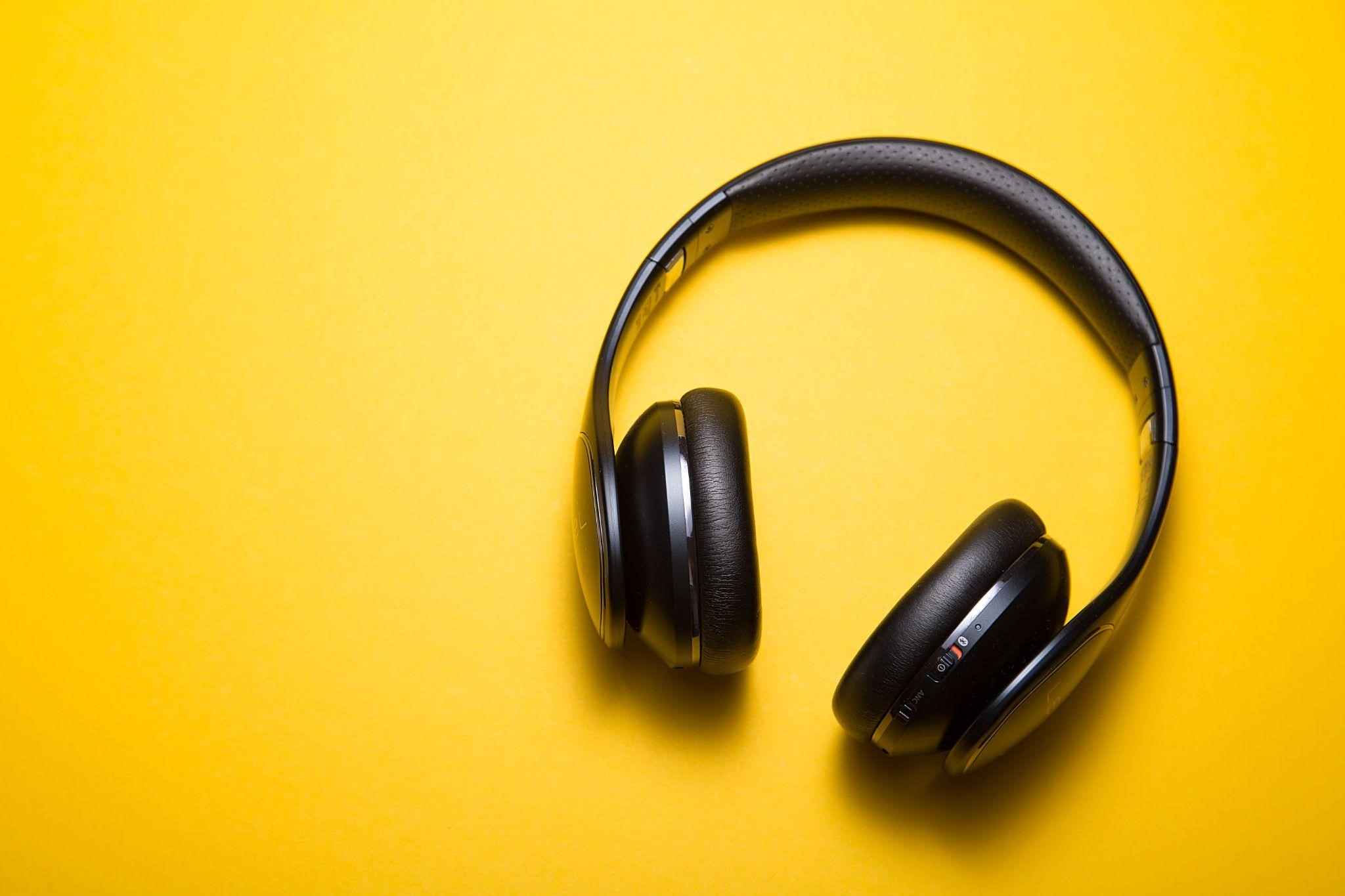 Noise-Canceling Headphones on Flights
